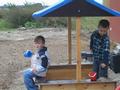 G�ste - Adi und Fabian im Sandkasten.